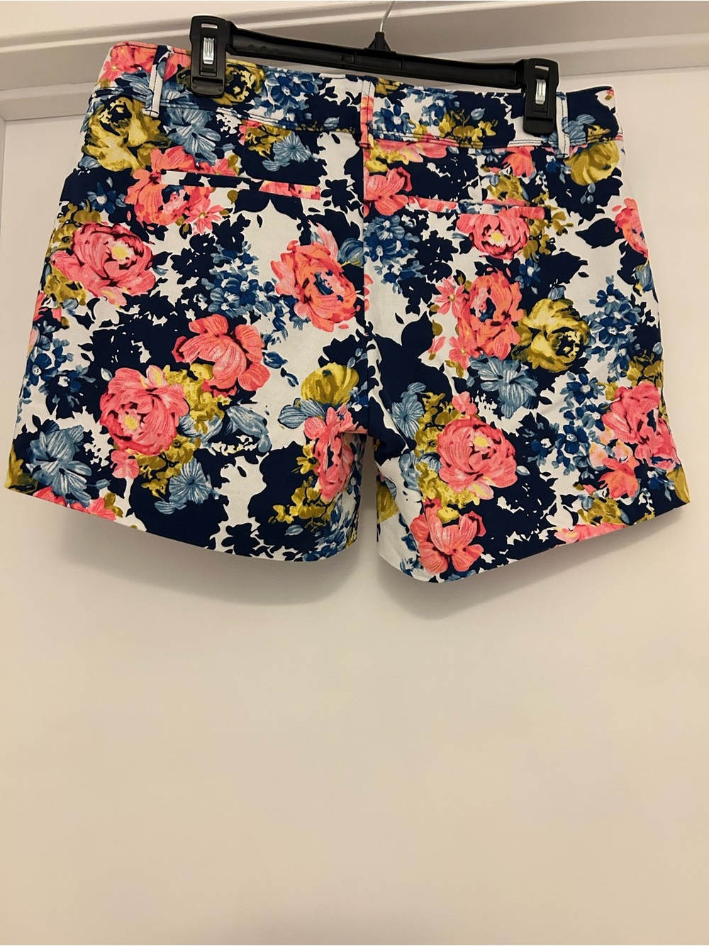 Isaac Mizrahi Floral Print Women’s Shorts - Navy, Pink & Yellow Size 10 - Picture 2 of 4